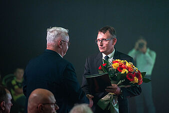 Prezydent Michał Urgoł wręcza bukiet kwiatów