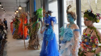 Modele przedstawiające swoim stroje ziemi, woda, woda, ziemia, ogień.