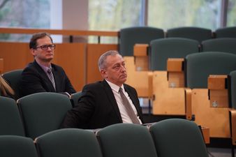 I zastępca prezydenta grzegorz dulemba siędzący na sali za nim naczelnik wydziały budownictwa jarosław piechaczek