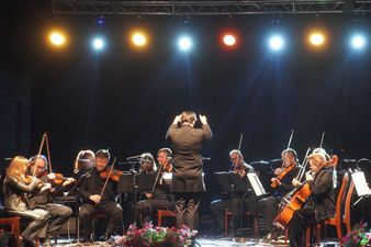 Cała orkiestra podczas odgrywania Star Wars