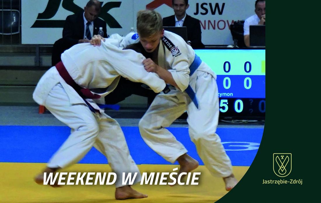 Dwaj młodzi judocy walczą na macie