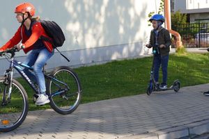 dzieci na rowerach 