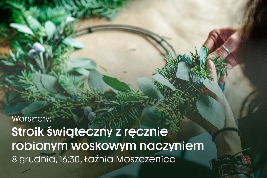 Dłoń plotąca bożonarodzeniowy wieniec z zielonych gałązek na metalowym stelażu. Na dole napis: Warsztaty: Stroik świąteczny z ręcznie robionym woskowym naczyniem. 8 grudnia, 16:30, Łaźnia Moszczenica