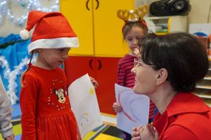 Prezydent Anna Hetman z dziećmi w przedszkolu.