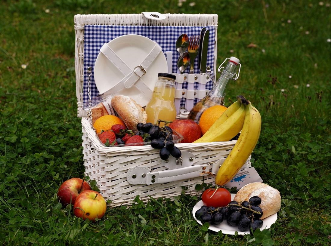 Kosz piknikowy w ramach muralowej współpracy.