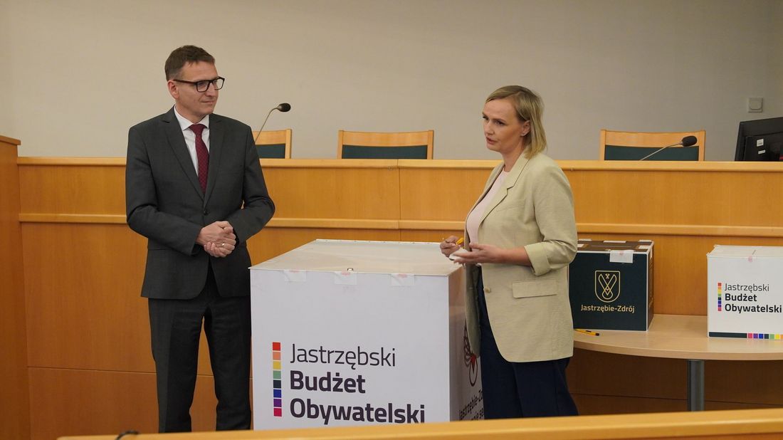 Zdjęcie przedstawia moment otwarcia urn Jastrzębskiego Budżetu Obywatelskiego.