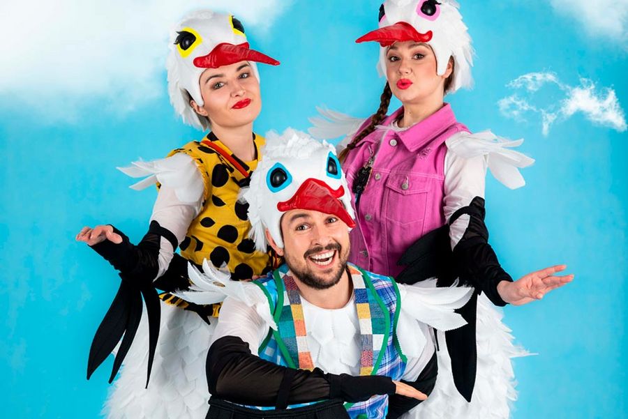 Zdjęcie przedstawia aktorów przedstawienia.