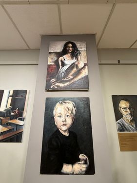 Obrazy wiszące na ścianie
