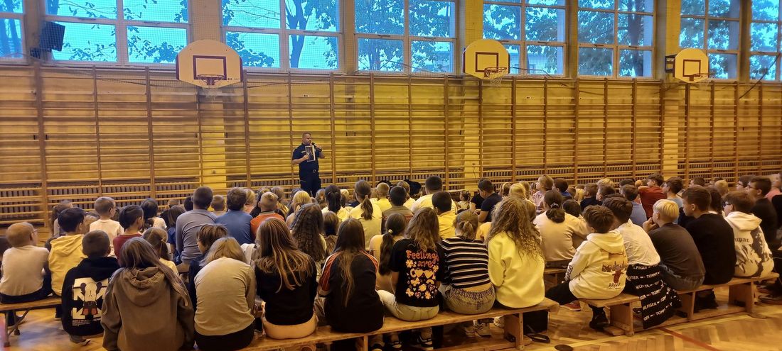 Zdjęcie przedstawia strażnika, który prowadzi prelekcję.