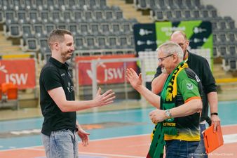 Przedstawiciel klubu kibica przybija piątke z kapitanem 