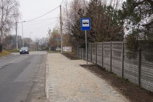 Nowy chodnik i przystanek autobusowy.