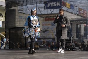 Młodzież w strojach z odpadów - pokaz mody.