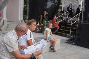 Goście pikniku, czytający gazetę 