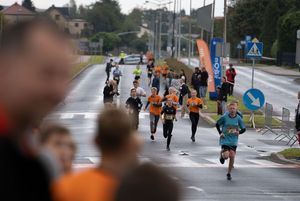 Zdjęcie przedstawia biegnące dzieci. 