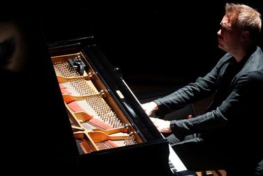Kristjan Randalu przy fortepianie