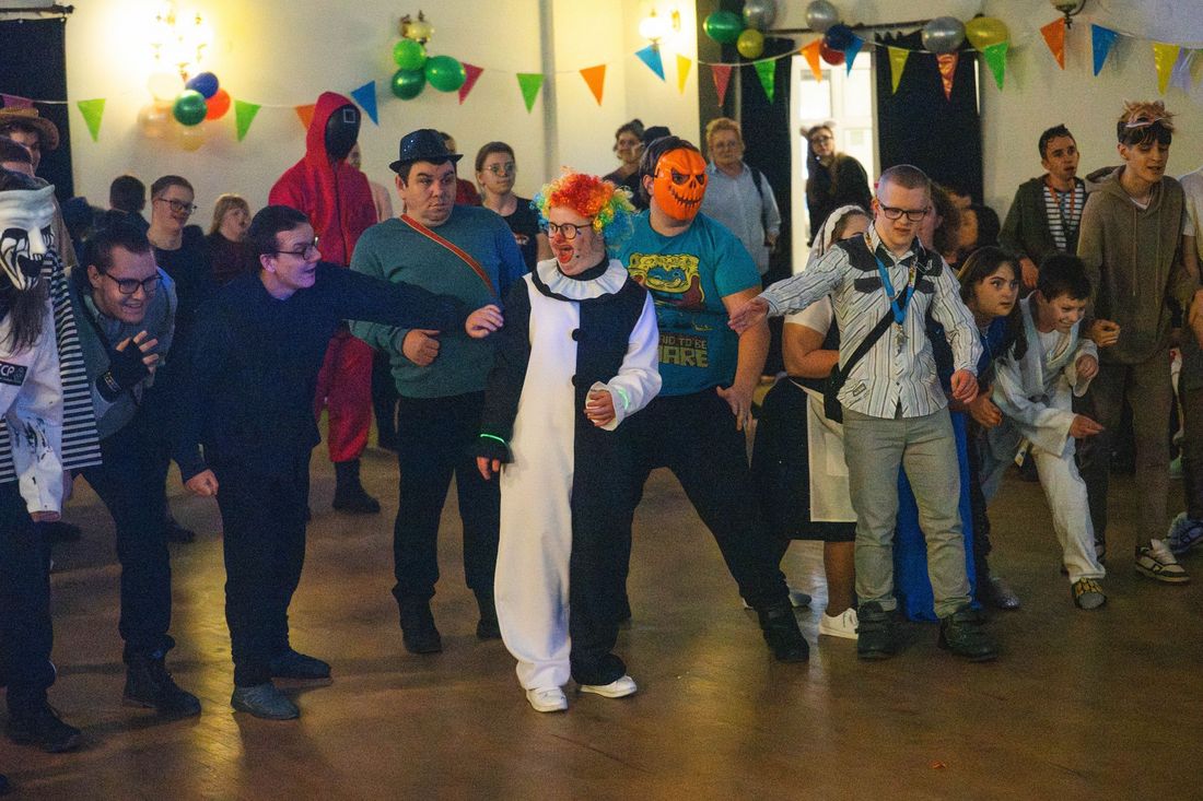 uczniowie w strojach bawią się podczas balu 