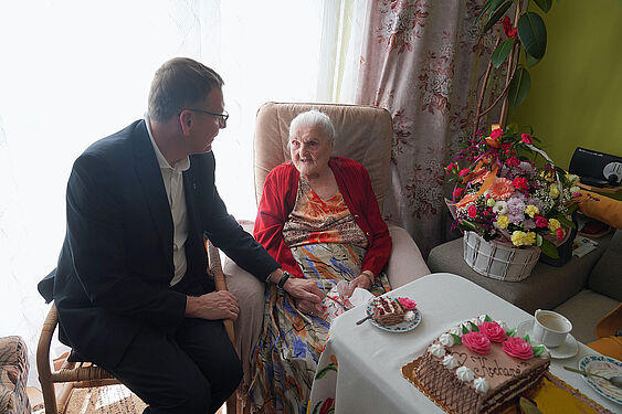 Prezydent Michał Urgoł rozmawia z Honoratą Barańczyk