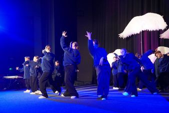 grupa nastolatków tańczy hip-hop