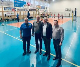 Dyrektor Zbigniew Miłoś , Ireneusz Nalazek – Wiceminister Sportu, Andrzej Matusiak - II Zastępca Prezydenta Miasta Jastrzębia-Zdroju oraz Prezes JKS SMS Parys Błachut.