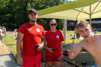 ratownicy pozują do zdjęcia i jeden z odwiedzających 