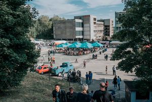 Widok na teren przed Łaźnią.