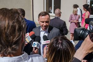 Mężczyzna udzielający odpowiedzi do telewizji