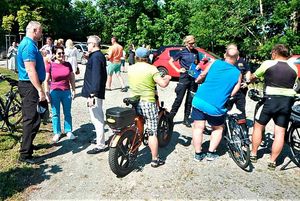 Tłum rowerzystów.
