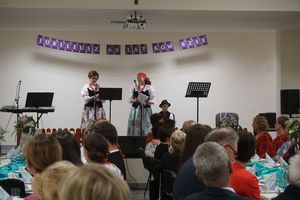 Scena w salce z wywieszonym napisem "Jubileusz 60 lat KGW Bzie"