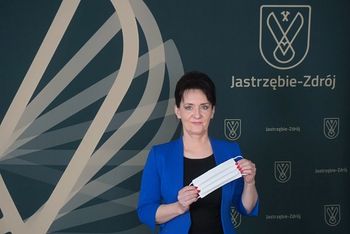 Prezydent miasta, Anna Hetman, trzymająca maseczkę