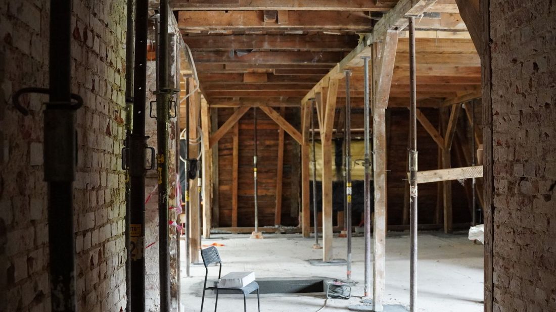 Zdjęcie przedstawia remontowane Łazienki II.