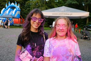 Dwie nastolatki ubrudzone kolrami holi. 