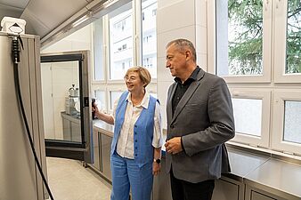 Dyrektorka przedszkola Katarzyna Palczak i I zastępca prezydenta Grzegorz Dullemba w kuchi w przedszkolu