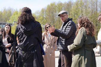 Wydkładowca gestykulujący 