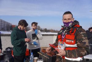 Wolontariusze WOŚP przed sztabem (3 osoby)