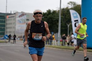 Zdjęcie przedstawia biegnącego zawodnika biegu głównego.