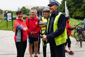 Zdjęcie przedstawia uczestników Rodzinnego Rajdu Rowerowego.