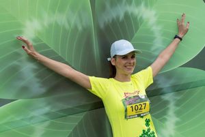 Uczestniczka VIII Jastrzębskiego Biegu Kobiet na ściance.