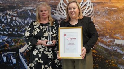 Laureatka nagrody Młode Talenty Rzemiosła Monika Bierska wraz z mamą trzymające dyplom i statuetkę 