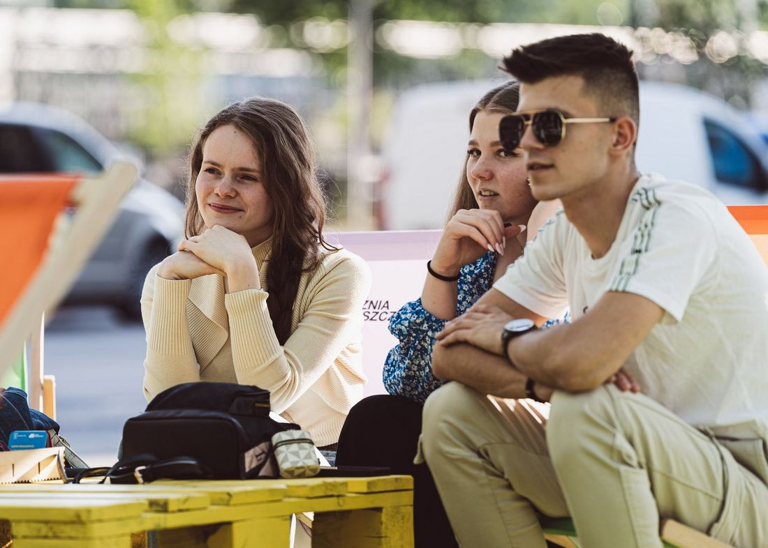 Zdjęcie przedstawia ludzi podczas wydarzenia Towarowa Live