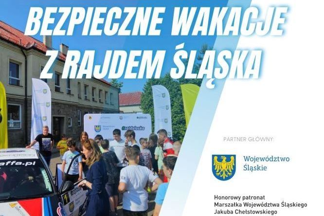 „Bezpieczne wakacje z Rajdem Śląska”. Na zdjęciu grupa dzieci i dorosłych przy samochodzie rajdowym. Widoczne logotypy Województwa Śląskiego (Partner Główny) oraz informacja o patronacie honorowym Marszałka Jakuba Chełstowskiego
