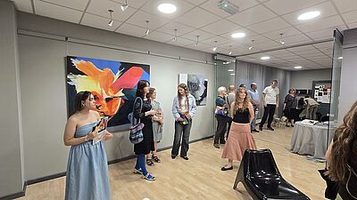 Uczestnicy wernisażu Alicji Kozik oglądający wystawę