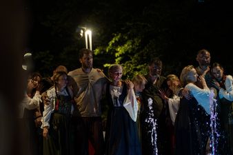 Grupa osób w Słowiańskich strojach