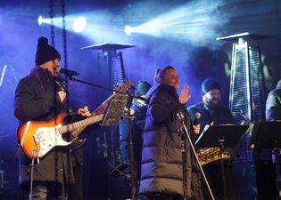 Zespół One Night Band na scenie - gitarzysta podczas śpiewu i wokalista podczas tańcu