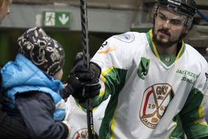 Zawodnicy wychodzą na lód.