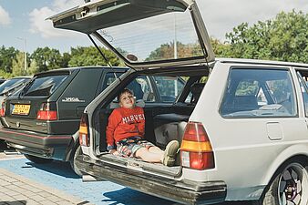 Chłopiec siedzi w bagażniku