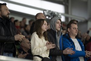 Radość kibiców po golu.