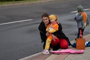 Zdjęcie przedstawia małą czestniczkę z mamą. 