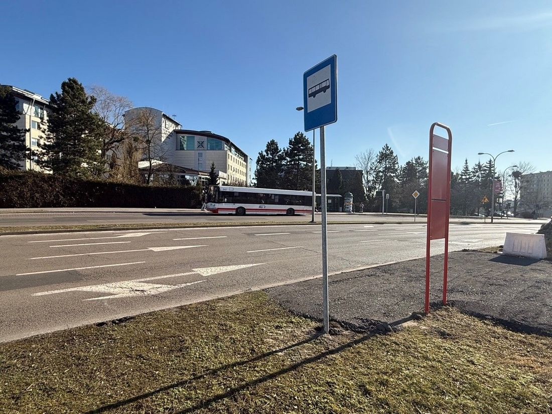 Zdjęcie przedstawia przystanek autobusowy w Jastrzębiu-Zdroju