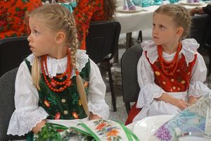 Dwie dziewczynki w strojach ludowych