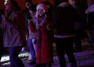 Zadowolona starsza kobieta patrzy na osobe obok
